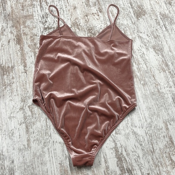Topshop Dusty Rose Pink Velour Twist Front Bodysuit Size 8 - Picture 7 of 10